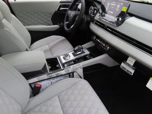 New 2025 Mitsubishi Outlander SEL image 25