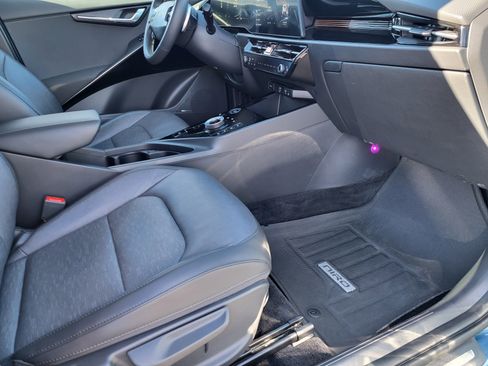 Used 2023 Kia Niro SX Touring image 16