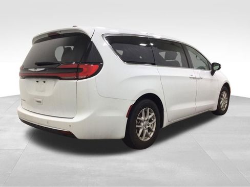 Used 2023 Chrysler Pacifica Touring-L FWD image 4