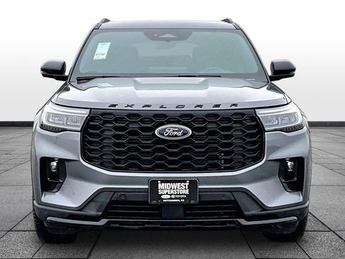Used 2025 Ford Explorer ST-Line w/ ST-Line Street Pack image 3