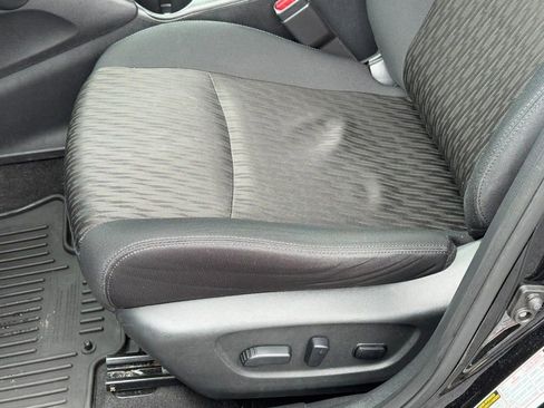 Used 2018 Nissan Rogue SV image 23