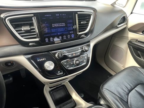 Used 2017 Chrysler Pacifica Touring-L image 18