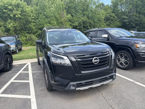 Used 2022 Nissan Pathfinder SL w/ SL Black Package FWD image 3