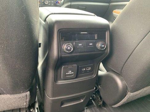 Used 2022 GMC Acadia SLE image 45