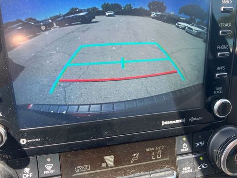 Used 2022 Toyota Highlander XLE FWD image 10