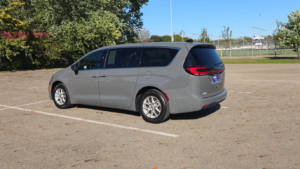 Used 2025 Chrysler Pacifica Select FWD image 6