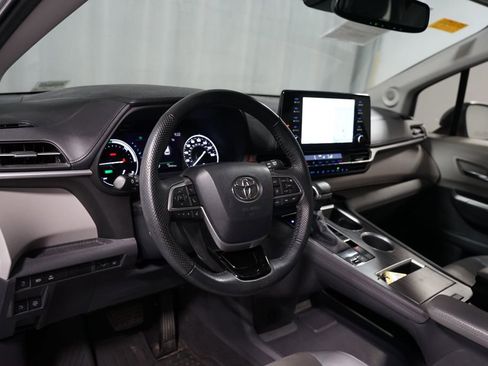 Used 2022 Toyota Sienna Limited image 7