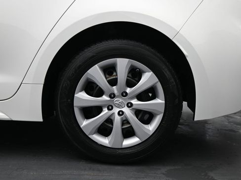 Used 2021 Toyota Corolla LE image 12