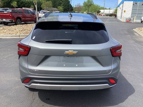 Used 2025 Chevrolet Trax LT w/ LT Convenience Package FWD image 3