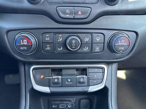 Used 2024 GMC Terrain SLT image 16