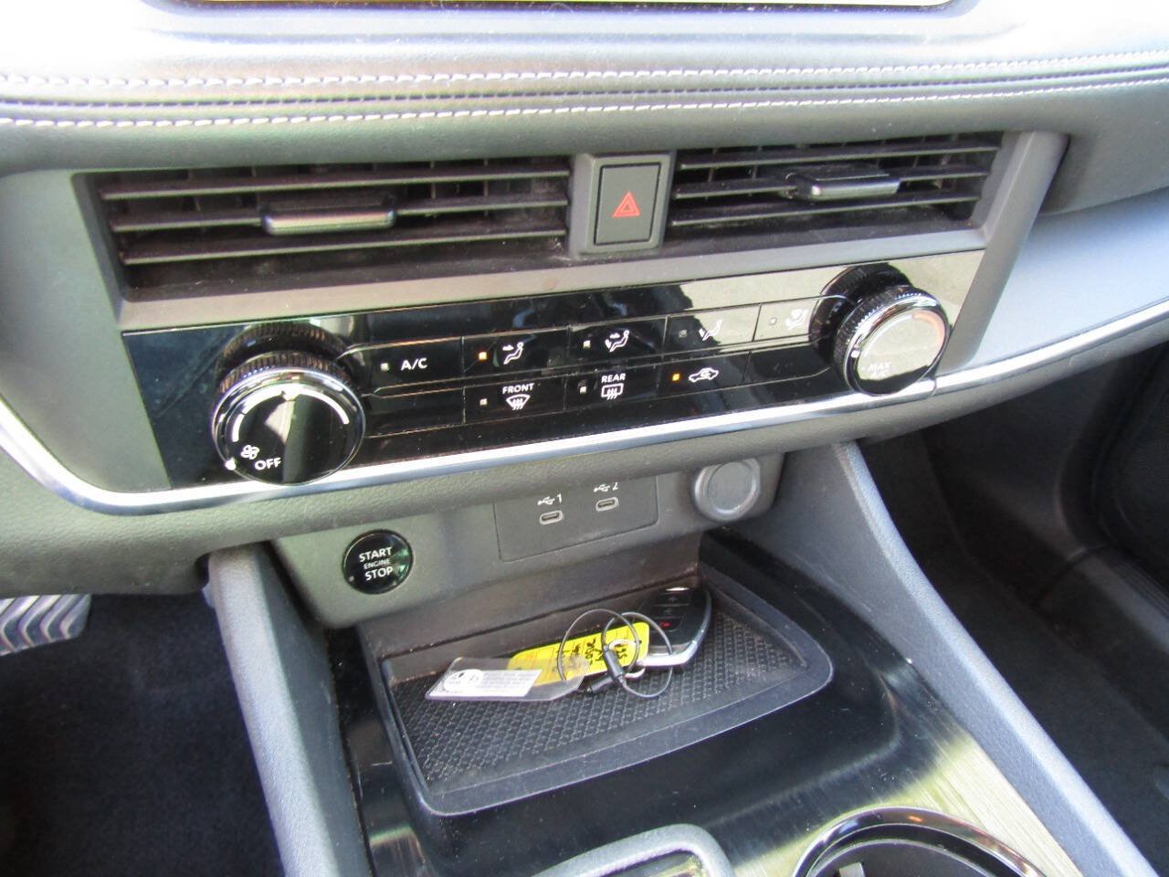 Used 2024 Nissan Rogue S AWD/4WD image 15