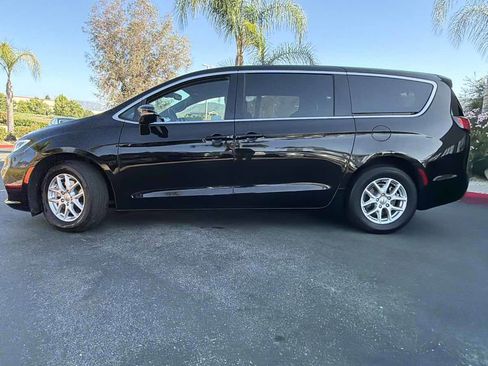 Used 2024 Chrysler Pacifica Touring FWD image 12
