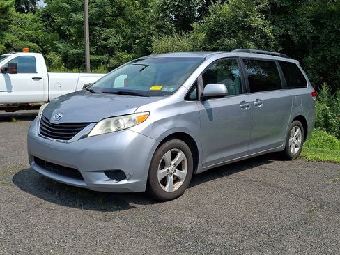 Used 2012 Toyota Sienna LE w/ Towing Pkg FWD image 3