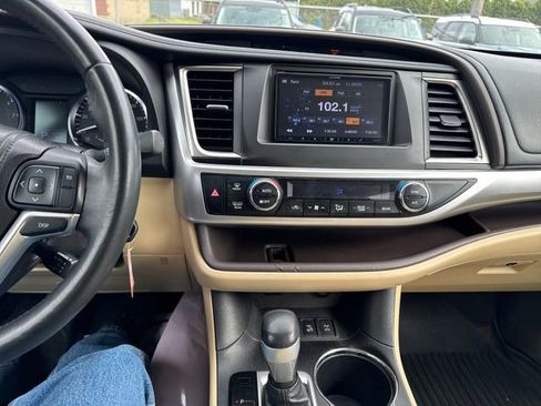 Used 2015 Toyota Highlander Plus AWD/4WD image 17