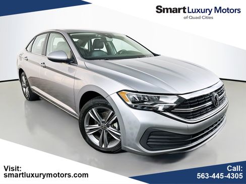 Used 2024 Volkswagen Jetta SE image 1