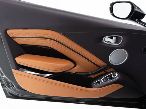 Used 2023 Aston Martin V8 Vantage Roadster image 19