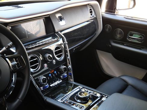 Certified 2022 Rolls-Royce Cullinan w/ Cullinan Package AWD/4WD image 29