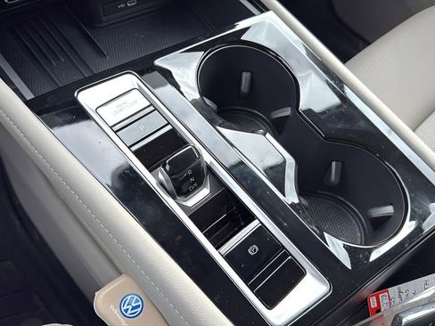 Used 2025 Volkswagen Atlas SE image 39