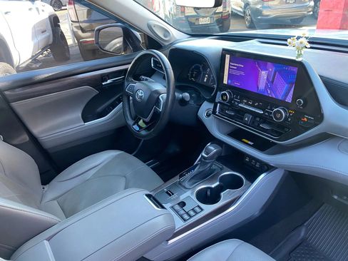 Used 2023 Toyota Highlander Platinum image 6