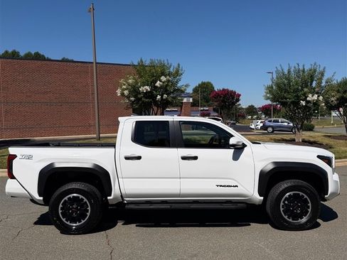 Used 2025 Toyota Tacoma 4x4 w/ TRD Off-Road Package image 7