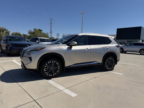 Used 2024 Nissan Rogue Platinum w/ Platinum Premium Package image 8