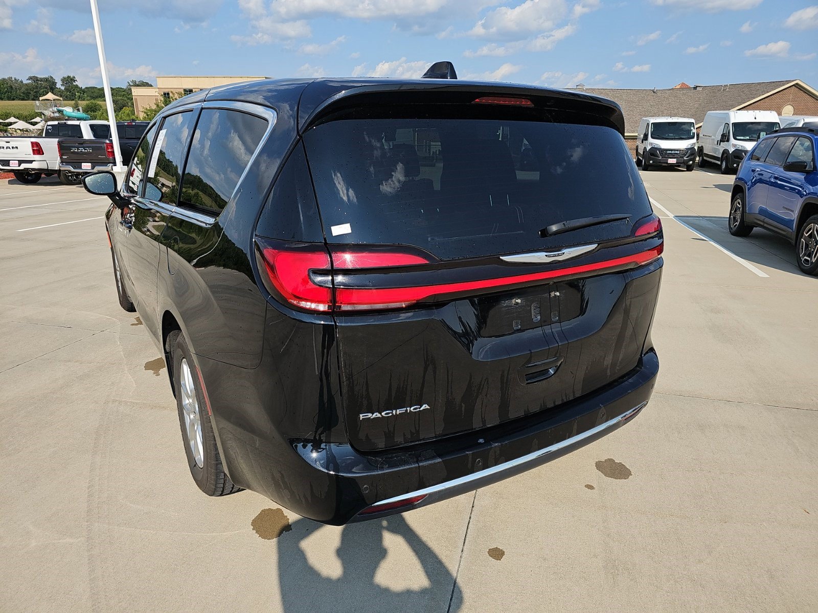 Used 2025 Chrysler Pacifica Select FWD image 3
