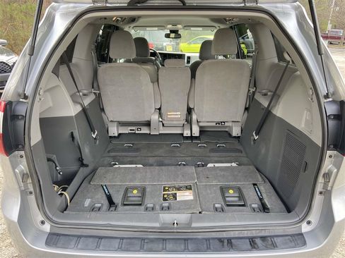Used 2018 Toyota Sienna LE image 9