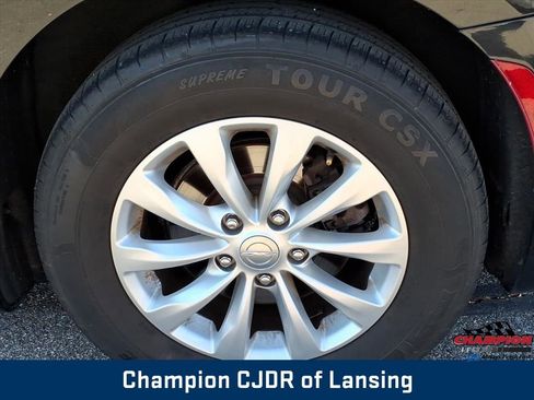 Used 2018 Chrysler Pacifica Touring-L image 8