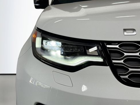 Used 2024 Land Rover Discovery Metropolitan Edition image 9