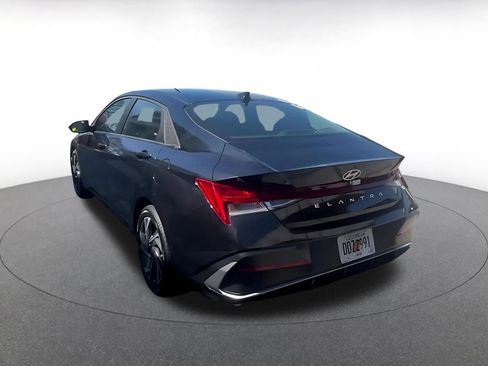 Used 2025 Hyundai Elantra SEL image 10