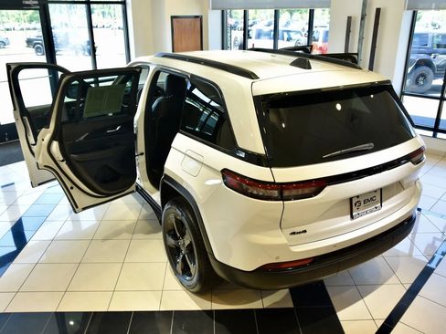 Used 2023 Jeep Grand Cherokee Altitude AWD/4WD image 8