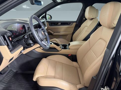 Used 2025 Porsche Cayenne image 5