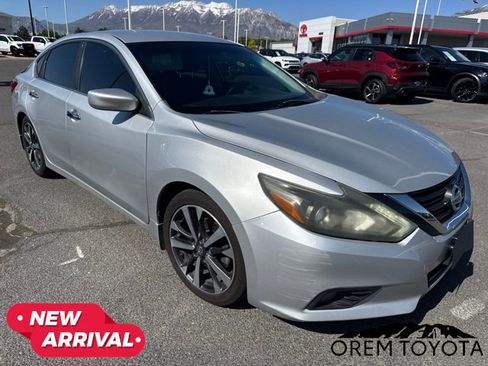 Used 2016 Nissan Altima 2.5 SR w/ LED Appearance Package FWD image 11