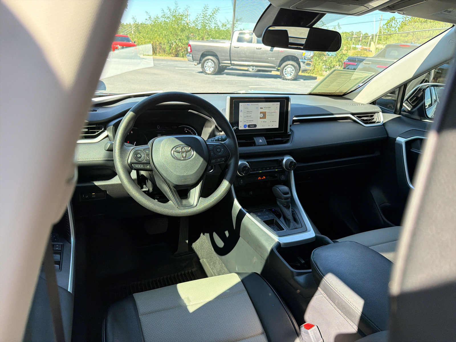 Used 2025 Toyota RAV4 XLE FWD image 18
