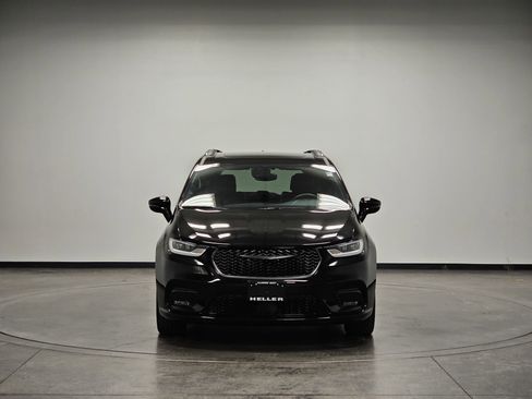 Used 2025 Chrysler Pacifica Limited image 3