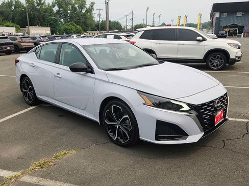 Used 2023 Nissan Altima 2.5 SR FWD image 3