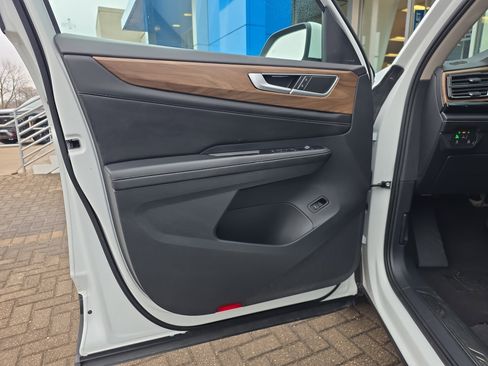 Used 2024 Volkswagen Atlas SE image 12