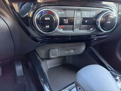 Used 2025 Chevrolet Trax LT w/ LT Convenience Package image 43