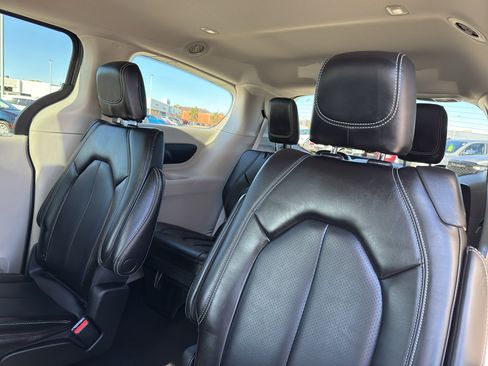 Used 2023 Chrysler Pacifica Touring-L image 30