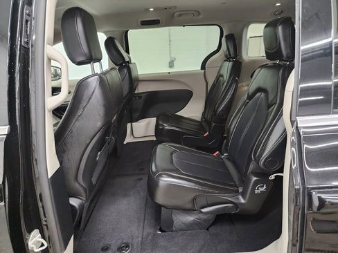 Used 2024 Chrysler Pacifica Touring-L FWD image 22