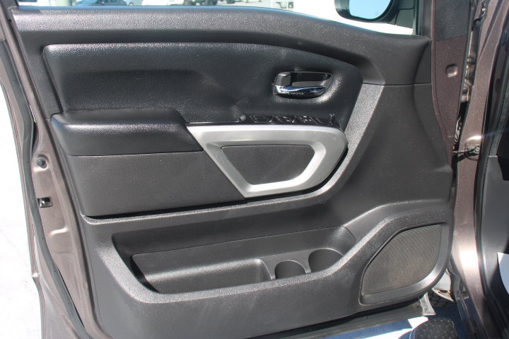 Used 2017 Nissan Titan SV RWD image 12