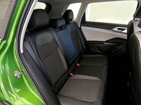 New 2026 Volkswagen Taos SE image 10