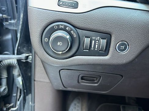 Used 2018 Jeep Cherokee Overland w/ Technology Group FWD image 29