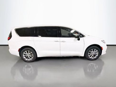 New 2026 Chrysler Pacifica Select image 5