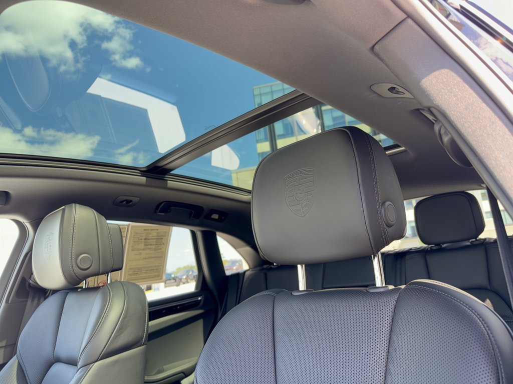 Certified 2026 Porsche Macan AWD/4WD image 27