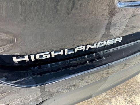 Used 2022 Toyota Highlander LE image 21