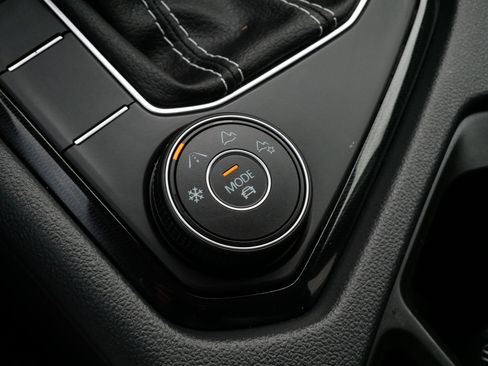 Certified 2025 Volkswagen Taos SE image 28