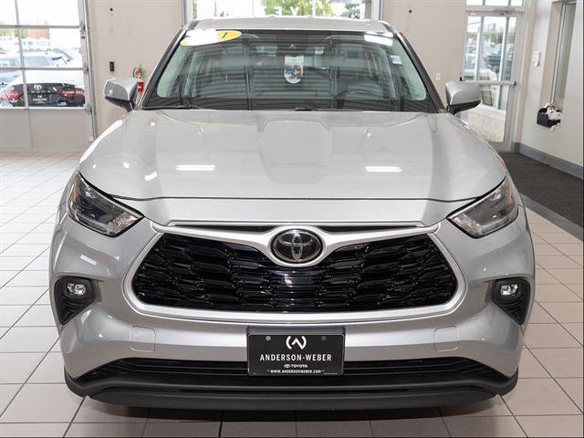 Used 2021 Toyota Highlander LE AWD/4WD image 4