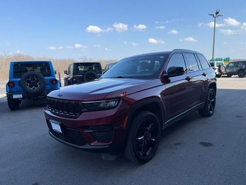 Used 2023 Jeep Grand Cherokee Altitude AWD/4WD image 4