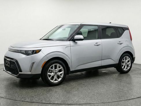 Used 2025 Kia Soul LX w/ LX Technology Package FWD image 3